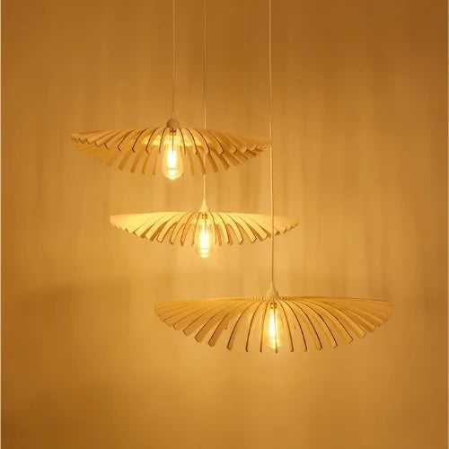 Lámpara colgante triple Cygnes de diseño en madera para hoteles – luz escultural y poética.