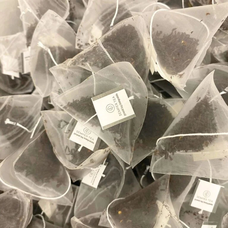 Pyramides de fruits en vrac dans un sachet en papier kraft