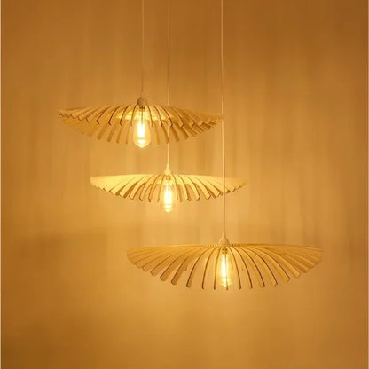 Lámpara colgante triple Cygnes de diseño en madera para hoteles – luz escultural y poética.