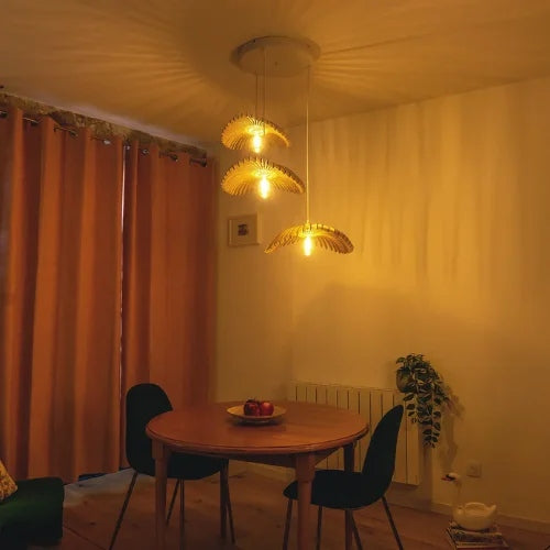 Lámpara colgante triple Cygnes de diseño en madera para hoteles – luz escultural y poética.