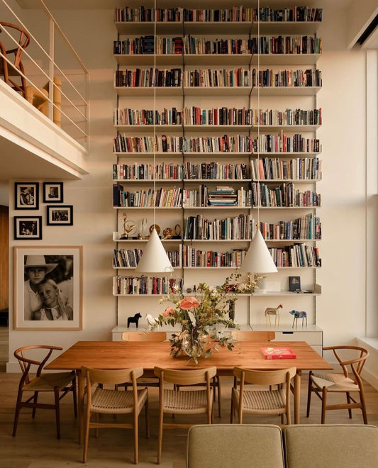 Des livres pour remplir les étagères d'hôtel