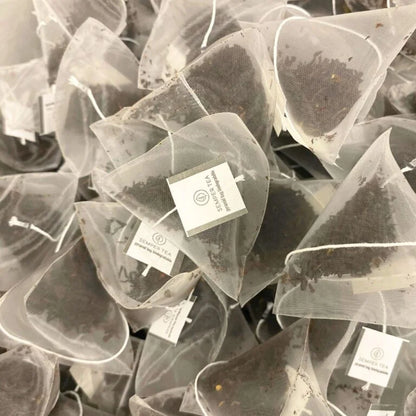 Pyramides de fruits en vrac dans un sachet en papier kraft