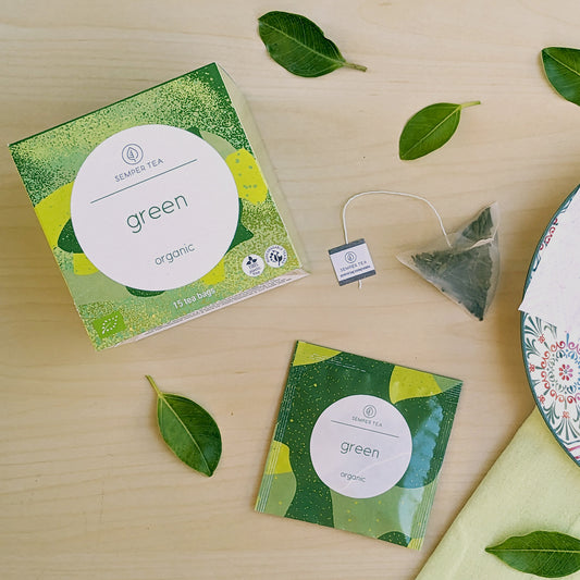 Pyramides de thé vert en sachet, en étui